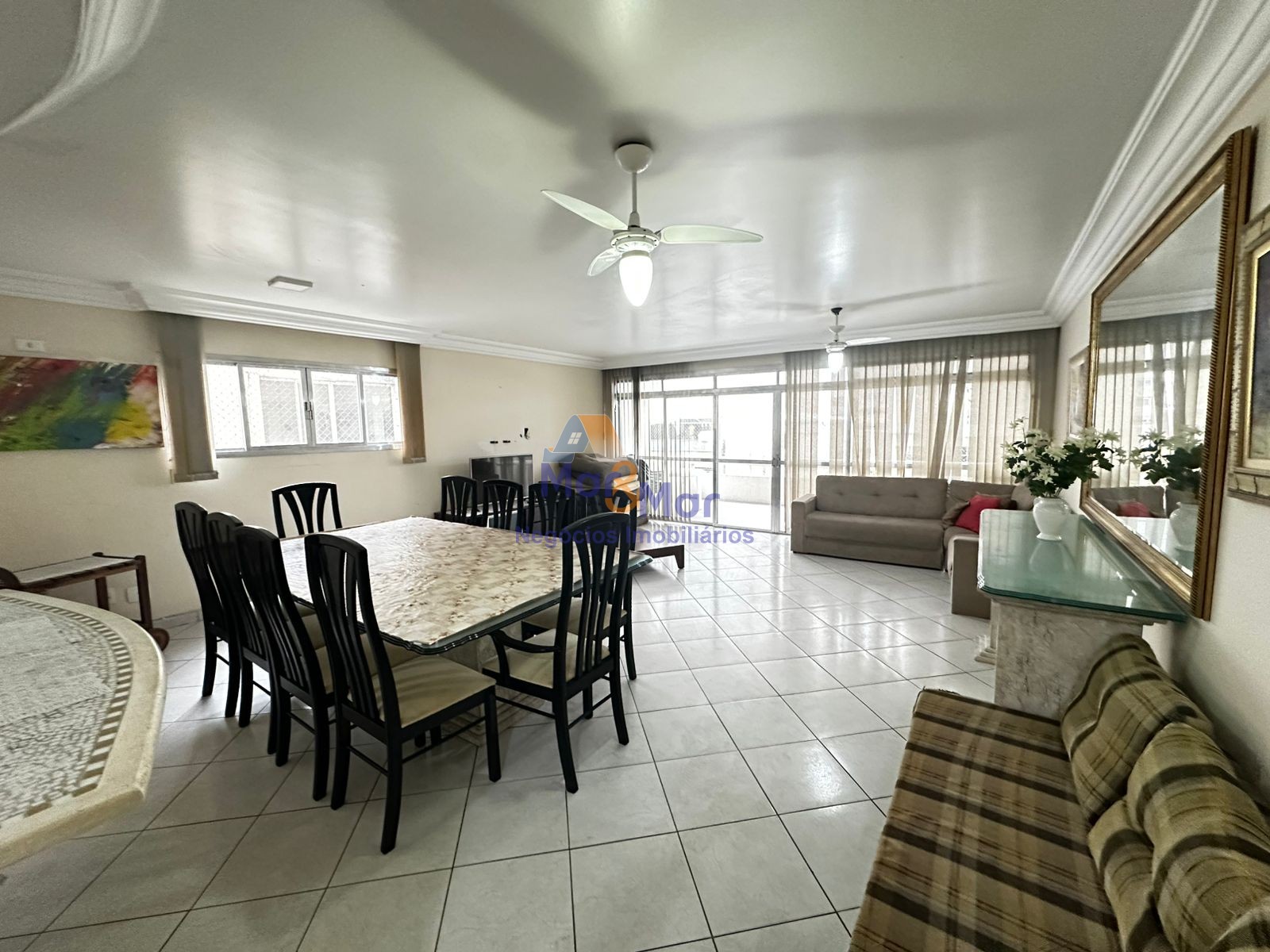 Apartamento na Praia das Pitangueiras, Guarujá - SP