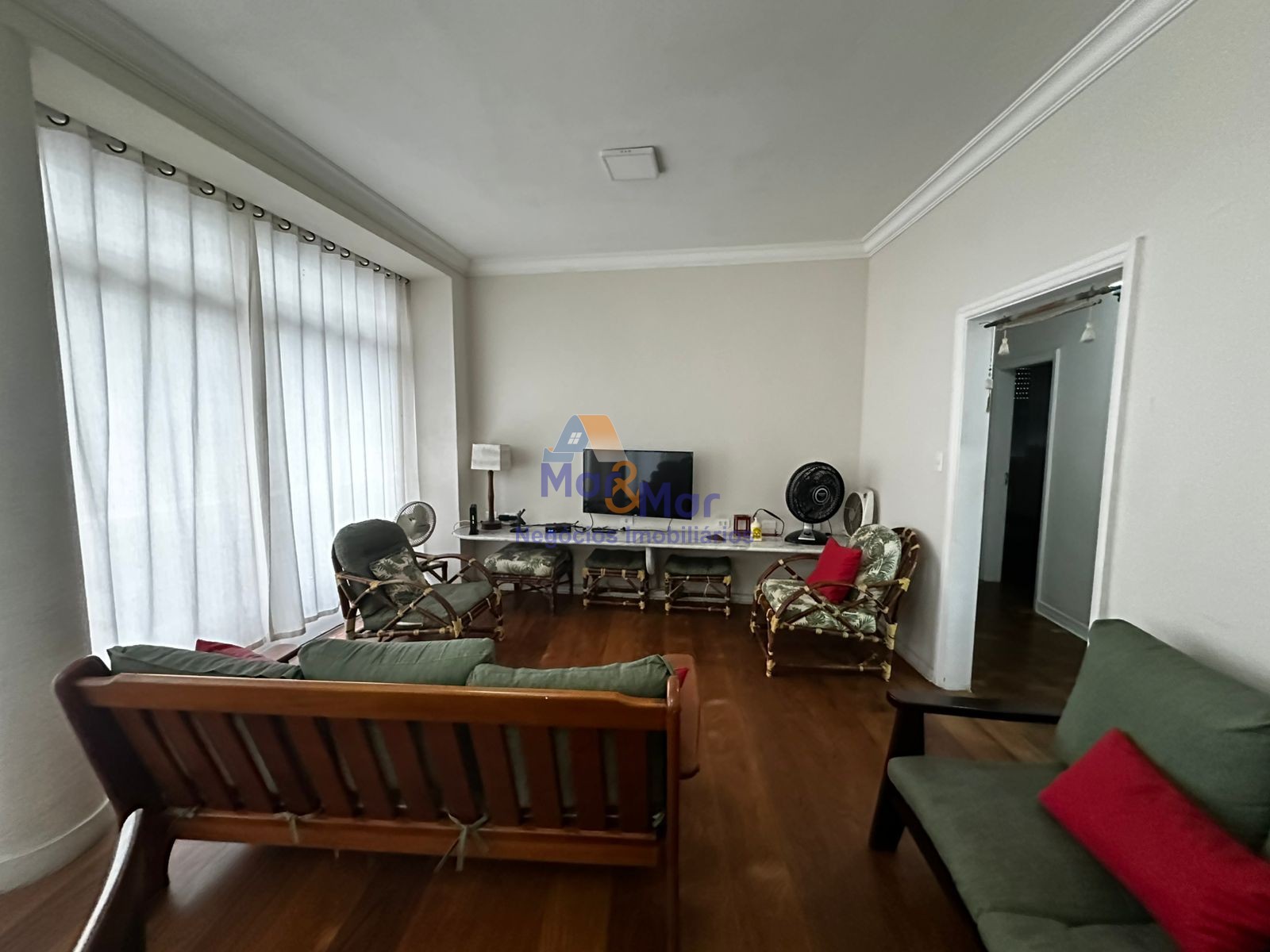 Apartamento na Praia das Pitangueiras, Guarujá - SP