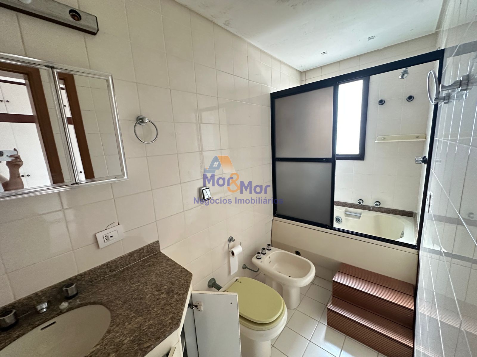 Apartamento na Praia das Pitangueiras, Guarujá - SP