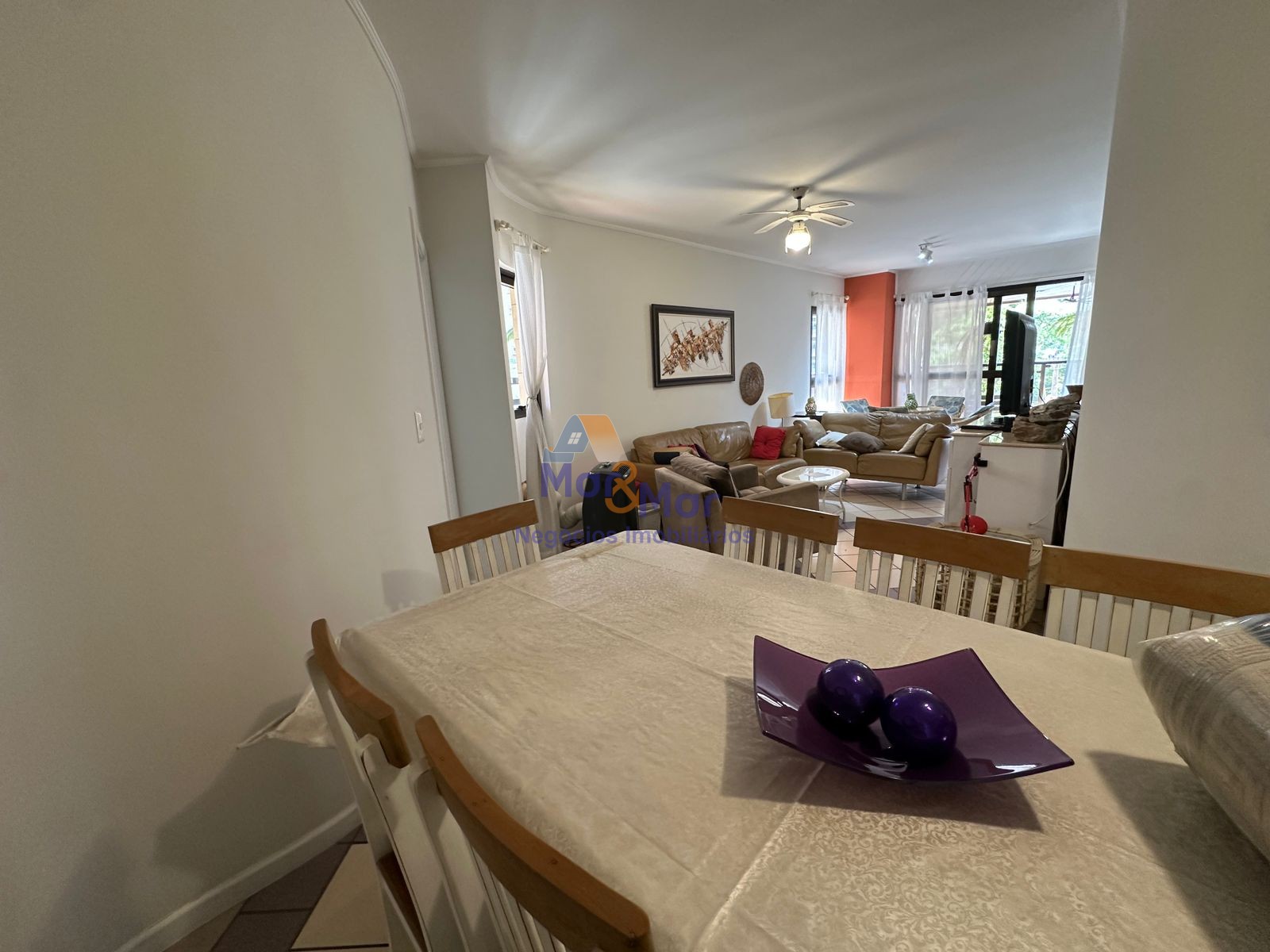 Apartamento na Praia das Pitangueiras, Guarujá - SP