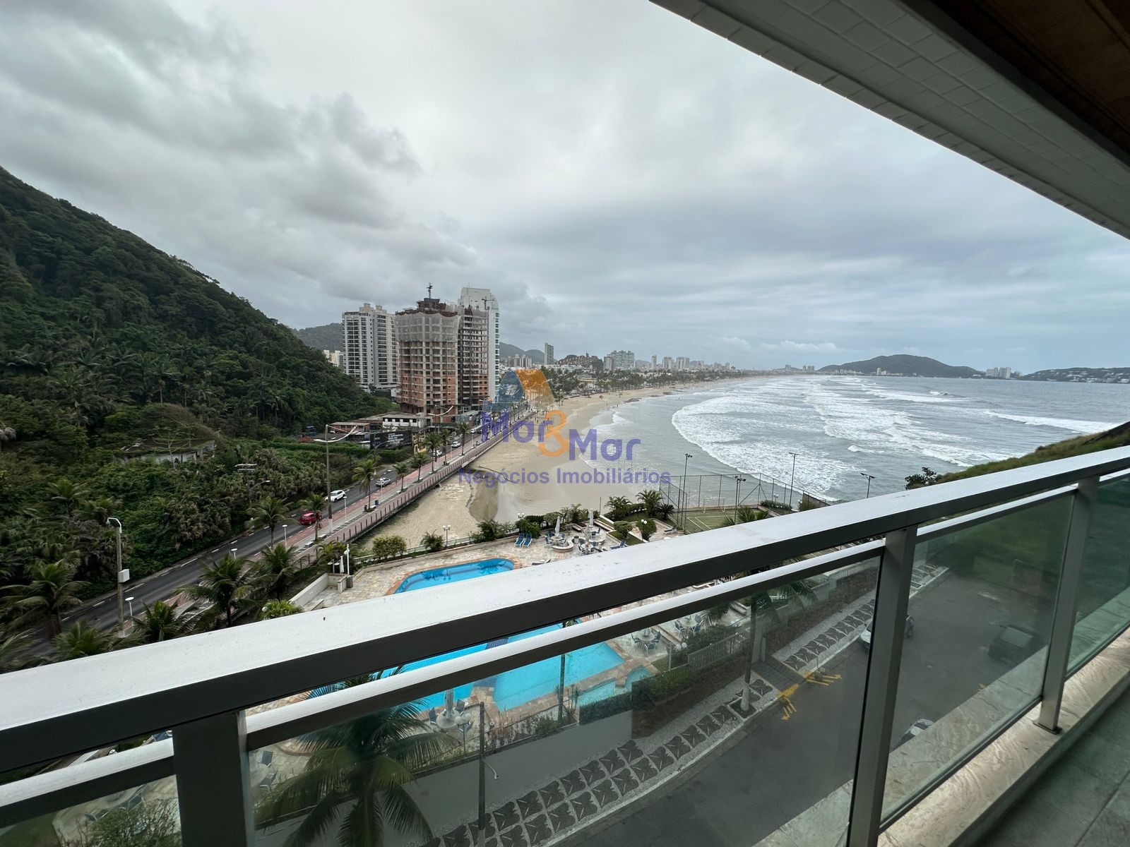 Apartamento Frente ao Mar nas Pitangueiras, Guarujá - SP